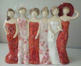 zes dames op een rij -rood
